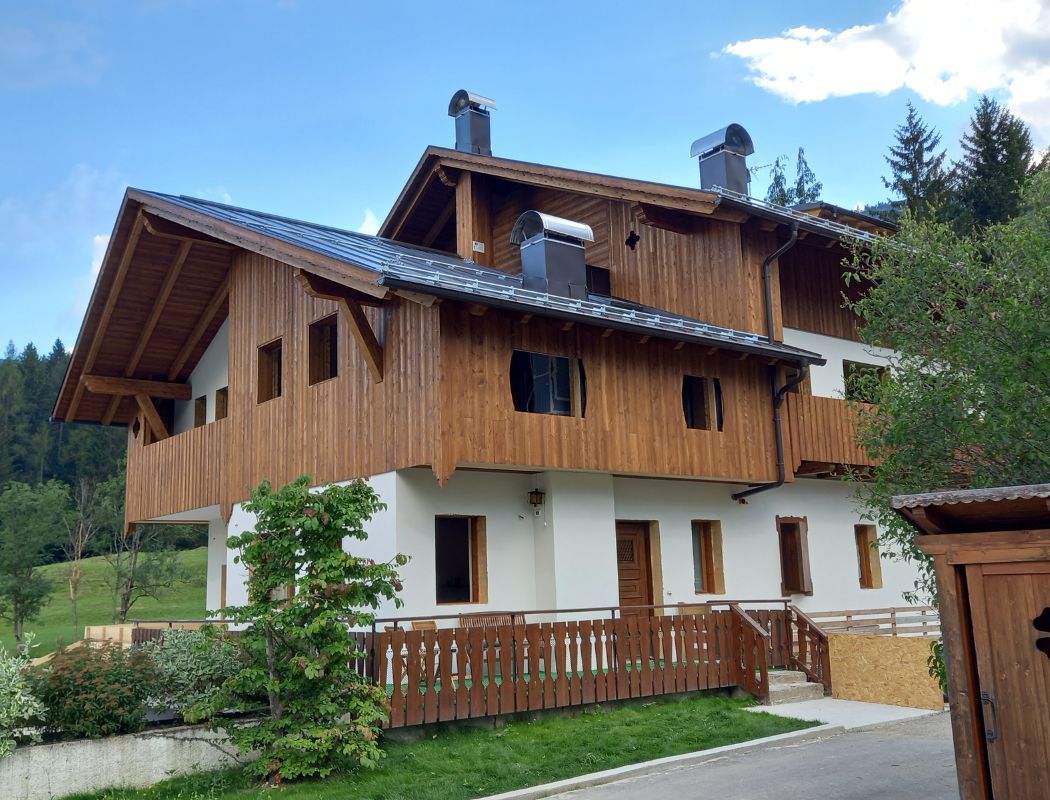 Facciata in legno stile montano (3).jpg