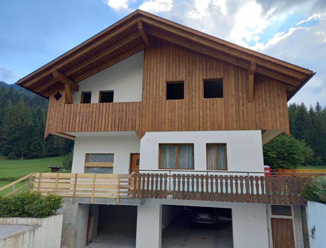 Facciata in legno stile montano.jpg